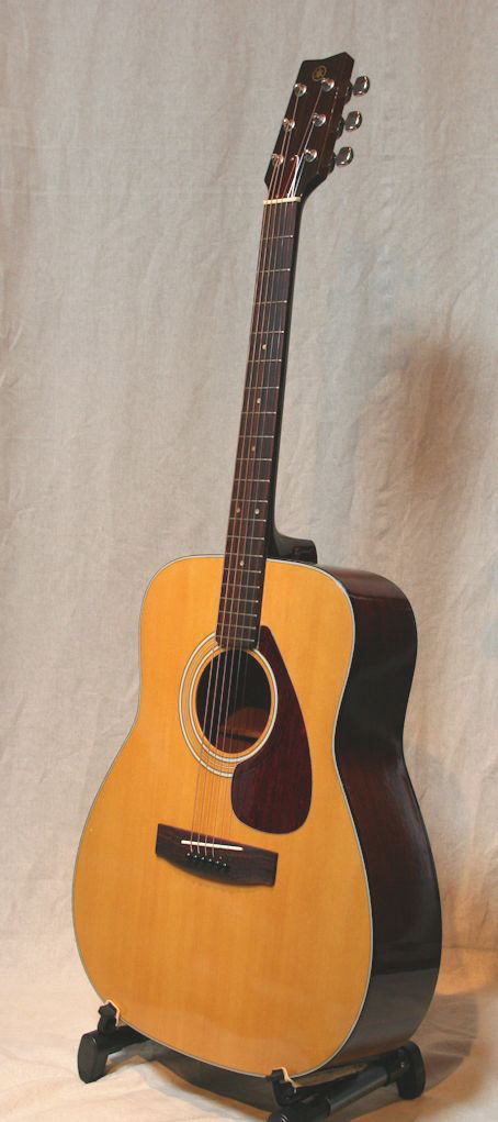 ヤマハ　アコースティックギターFG-200